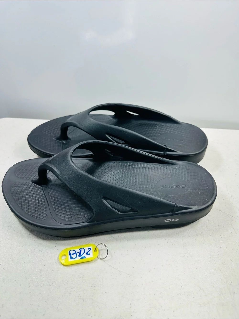 OOFOS OOriginal recovery sandals in black, size M10.W12